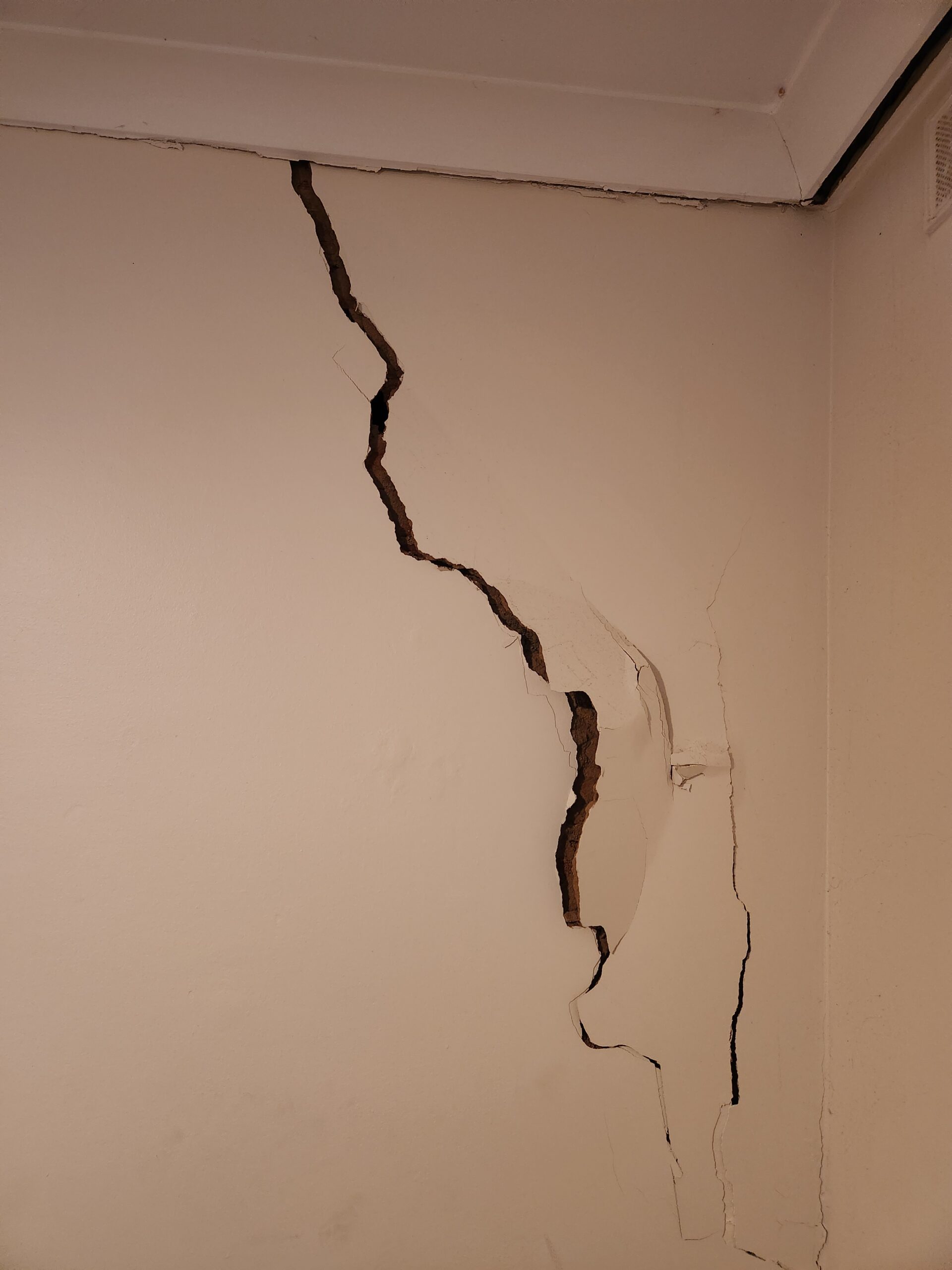 image about Identifying and Addressing Structural Cracks in Residential Buildings